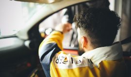Jak wybrać firmę odpowiedzialną za przegląd techniczny pojazdów ciężarowych