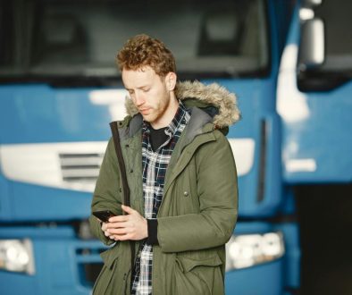 Czy telefon do 3500 zł wystarczy do pracy w transporcie? Aplikacje, GPS i wygoda w trasie